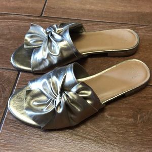 3/$25 ❤️ Golden sandals with bow detail